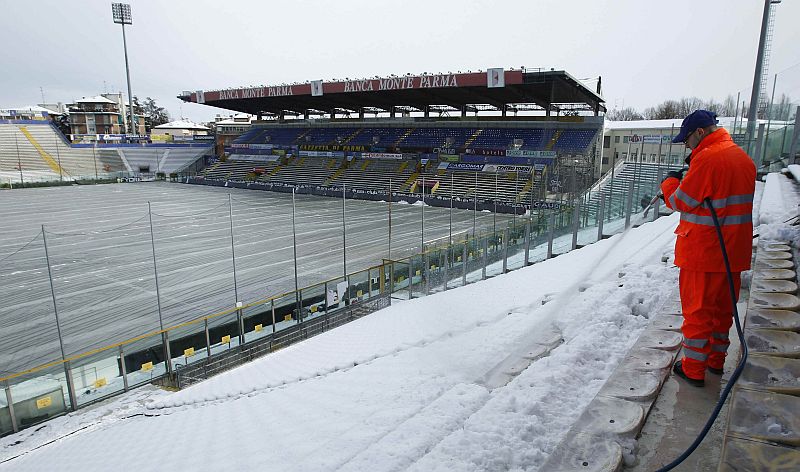 Funcionário do Parma tenta tirar a neve das arquibancadas do Enio Tardini | Alessandro Garofalo/Reuters