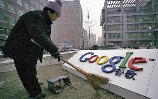 Homem limpa a logo do Google China, em frente ao prédio da companhia, em Pequim | Reuters
