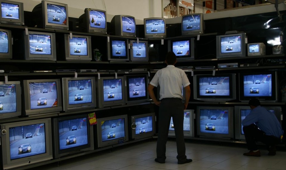 O Plano Nacional de Direitos Humanos prevê que o conteúdo da programação das emissoras de televisão e rádio seja submetido a uma comissão criada pelo governo, que poderá decidir punir os meios de comunicação | Arquivo/ Gazeta do Povo
