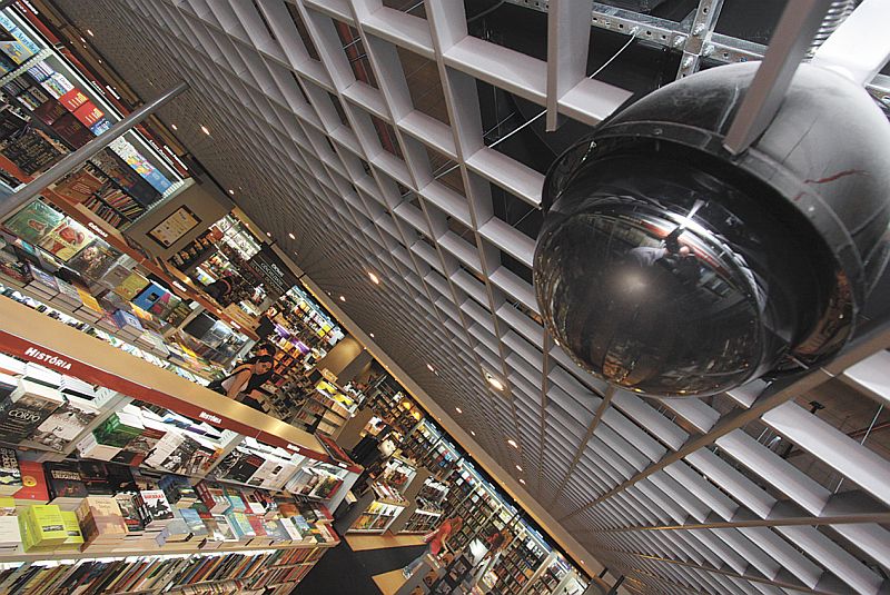 Câmera monitora a área de livros da Fnac, em Curitiba. 20% menos furtos do que em São Paulo | Giuliano Gomes/Gazeta do Povo