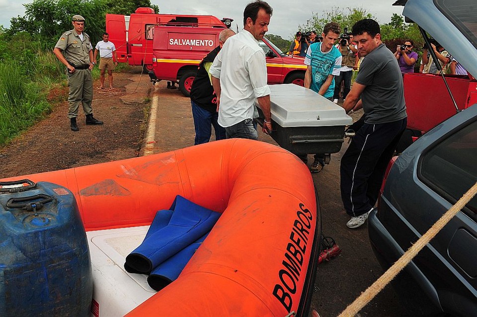 Um dos corpos encontrados pelos Bombeiros estava junto a uma plantação de arroz, dentro do Rio Jacuí | Fernando Gomes/Agência RBS-Folhapress