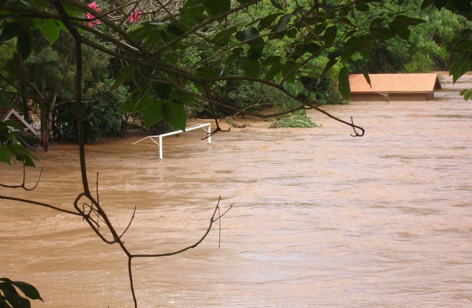 Chuva alaga campo de futebol em Tomazina | Fabiola Flavio Wendpap Chueire/Divulgação