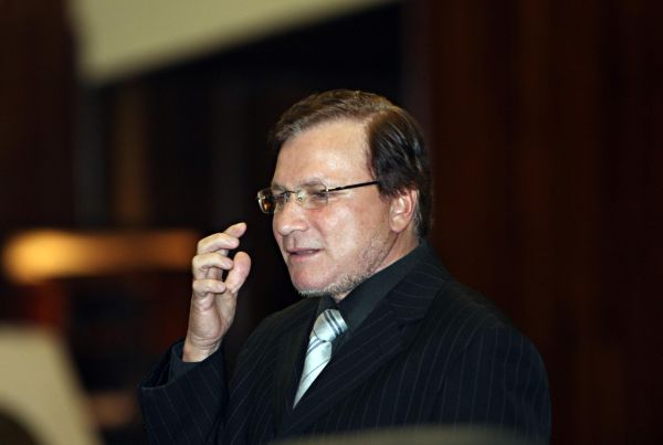 Fim da aposentadoria- O deputado estadual Mauro Moraes (PSDB, foto) promete ir à Justiça para tentar acabar com o pagamento de aposentadoria a ex-governadores paranaenses. A ameaça de Moraes é para tentar sensibilizar a mesa executiva da Assembleia a colocar a PEC, de autoria do tucano, que põe fim ao benefício. A extinção das aposentadorias traria uma economia, segundo Moraes, de cerca de R$ 287 mil por mês aos cofres públicos. - |