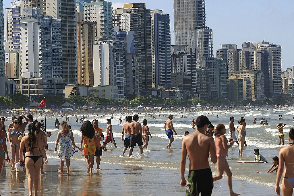 Cenários idílicos e de descanso, como o Balneário Camboriú, são utilizados nos contos de Marcelo Mirisola | Antonio Costa/Gazeta do Povo