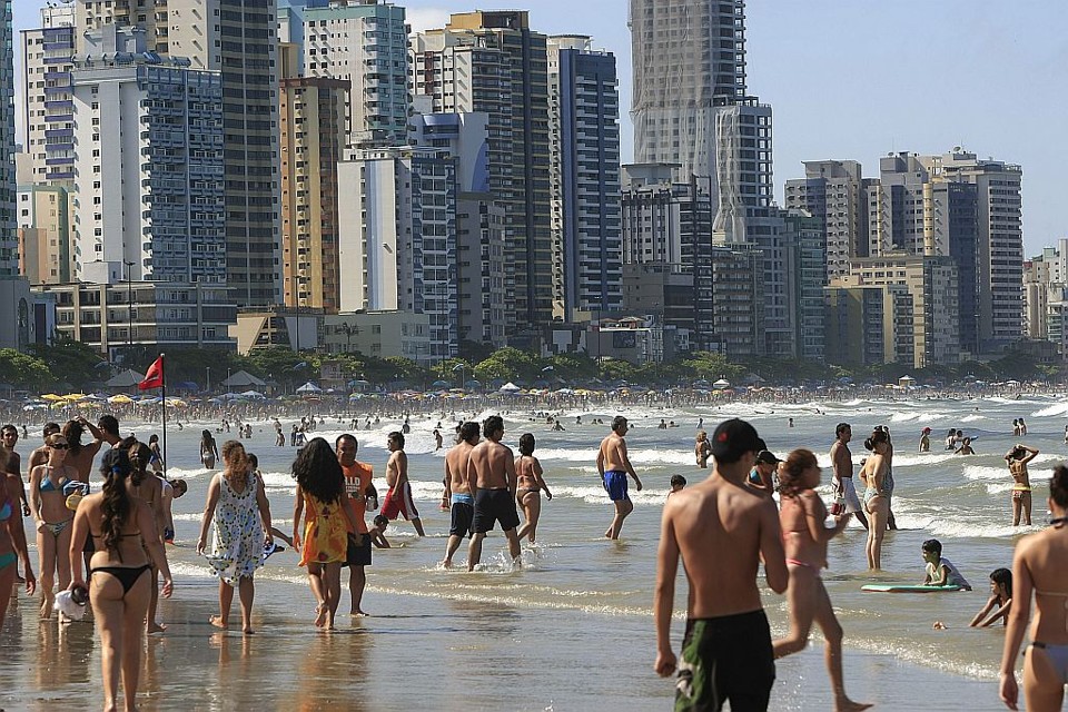 Cenários idílicos e de descanso, como o Balneário Camboriú, são utilizados nos contos de Marcelo Mirisola | Antonio Costa/Gazeta do Povo