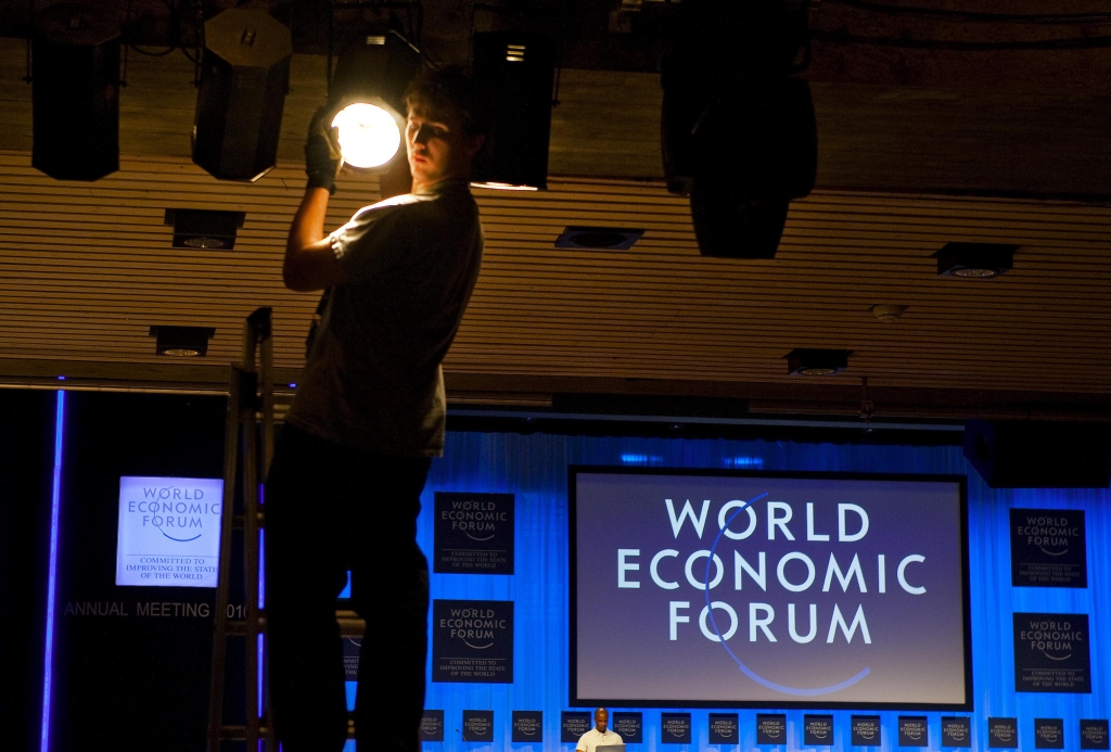 Funcionário ajusta iluminação em Davos: executivos tentarão lobby contra proposta de maior regulação | Fabrice Coffrini/AFP