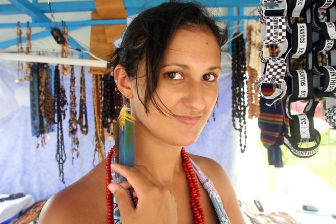 A artesã Carla Kuschel experimenta o brinco de pena. O material continuará sendo bastante usado no inverno, em acessórios e aplicado sobre roupas |