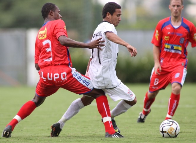 Oliveira, autor do primeiro gol do Estadual, sofre a marcação de Brinner, zagueirão do Cianorte. | 
