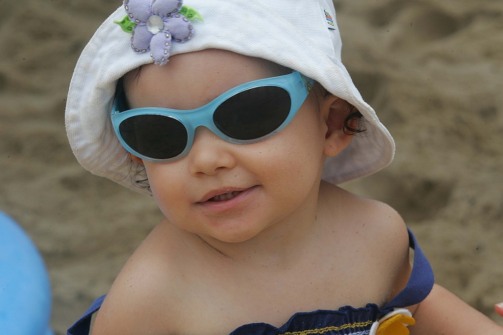 Chapéu e óculos com filtro solar garantem a proteção da pequena Sofie | Jonathan Campos / Gazeta do Povo