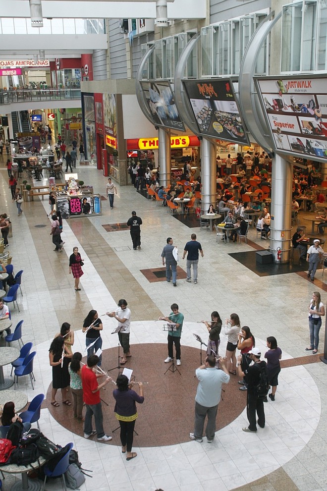 Entrada da praça de alimentação foi tomada pela música na última sexta-feira | 