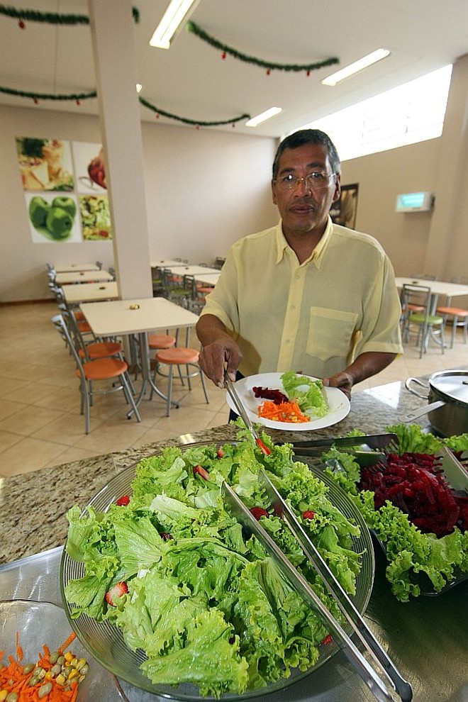 Depois da mudança radical, Gilson Luiz Silvério dos Santos não pensa duas vezes na hora de fazer o prato do almoço: muita salada |