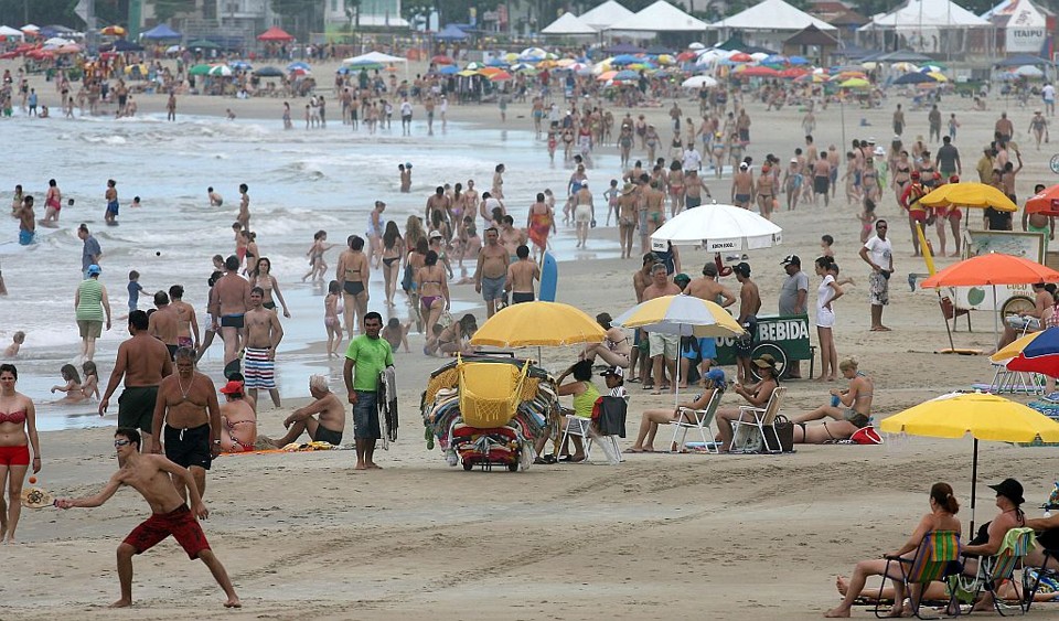 Sensação térmica chegou a 38ºC nas praias de Matinhos e Guaratuba | Hedeson Alves / Gazeta do Povo