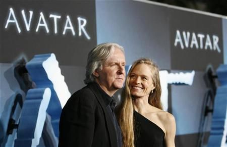 Diretor de "Avatar" James Cameron e sua esposa, Suzy Amis, no tapete vermelho da premiere na Califórnia | Reuters