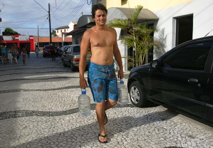 Fabrício Cardoso da Silva teve que recorrer aos vizinhos para conseguir água nesta sexta-feira | Jonathan Campos/Gazeta do Povo