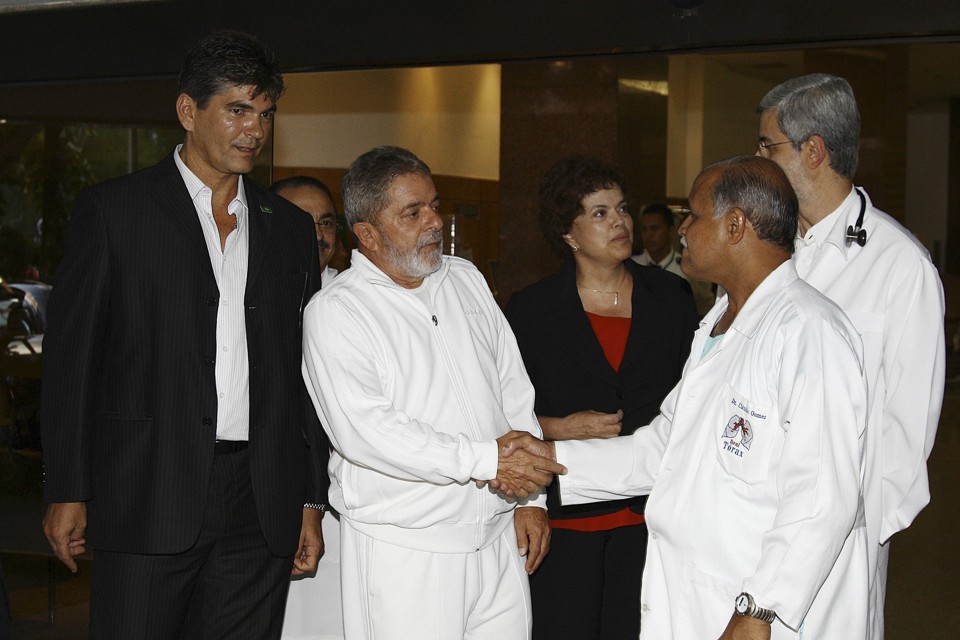 Presidente cumprimenta os médicos na saída do hospital, em Recife. Agenda só deve ser retomana na segunda-feira | Ricardo Stucker/Presidência da República/Reuters