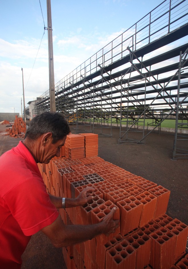 Apesar do rítmo intenso de obras, estádio João Meneses Cavalcante foi vetado para o início do Paranaense | 