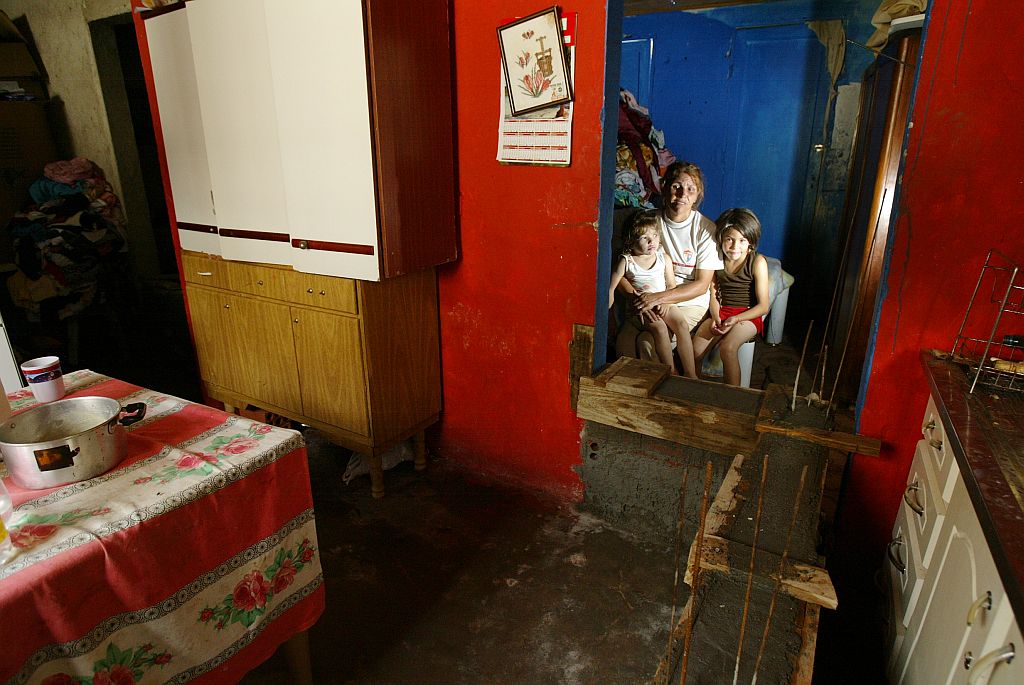 Já tivemos que sair de casa à 1, às 2 horas da madrugada. Estamos sem geladeira, pois a nossa explodiu", Iraíde Anhai de Oliveira, moradora da Cidade Industrial de Curitiba, que sofre com as cheias do Rio Barigui | Daniel Derevecki/Gazeta do Povo