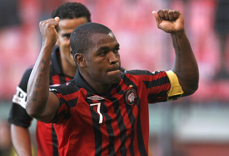 Alan Bahia comemora o primeiro gol dele contra o Corinthians em vitória construída com o poder ofensivo do volante | Rodolfo Bührer/Gazeta do Povo