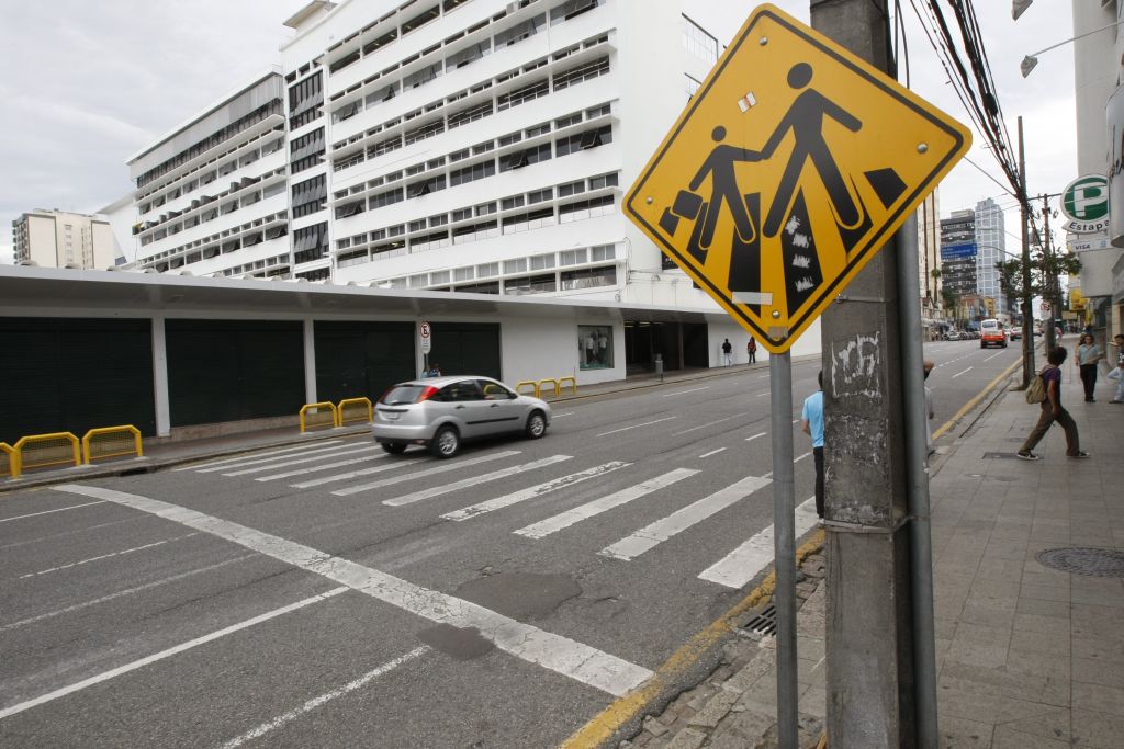 Rua 24 de Maio, uma das mais movimentadas de Curitiba, com poucos carros em janeiro: tranquilidade dura pouco | Marcelo Elias/Gazeta do Povo