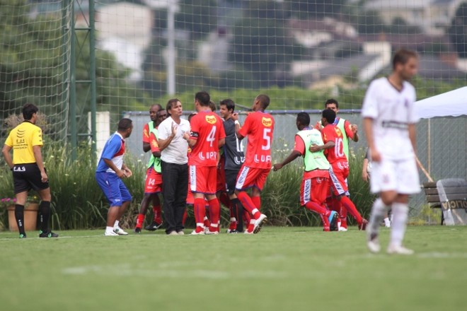 O time do Cianorte comemora, com o técnico Luís Carlos Winck: gol contra de Willian a favor do Leão do Ivaí. | 