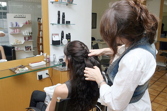 Como fazer - 4 - Para fazer a trança embutida é só separar uma mecha maior no topo da cabeça, dividi-la em três, trançar duas vezes e, a partir daí, pegar um pouquinho de cabelo ao lado de cada mecha antes de trançar |