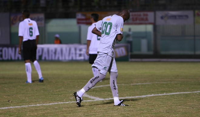 Em Paranaguá, Édson Bastos jogou com a camisa 100, em homenagem ao seu centésimo jogo com a camisa alviverde |