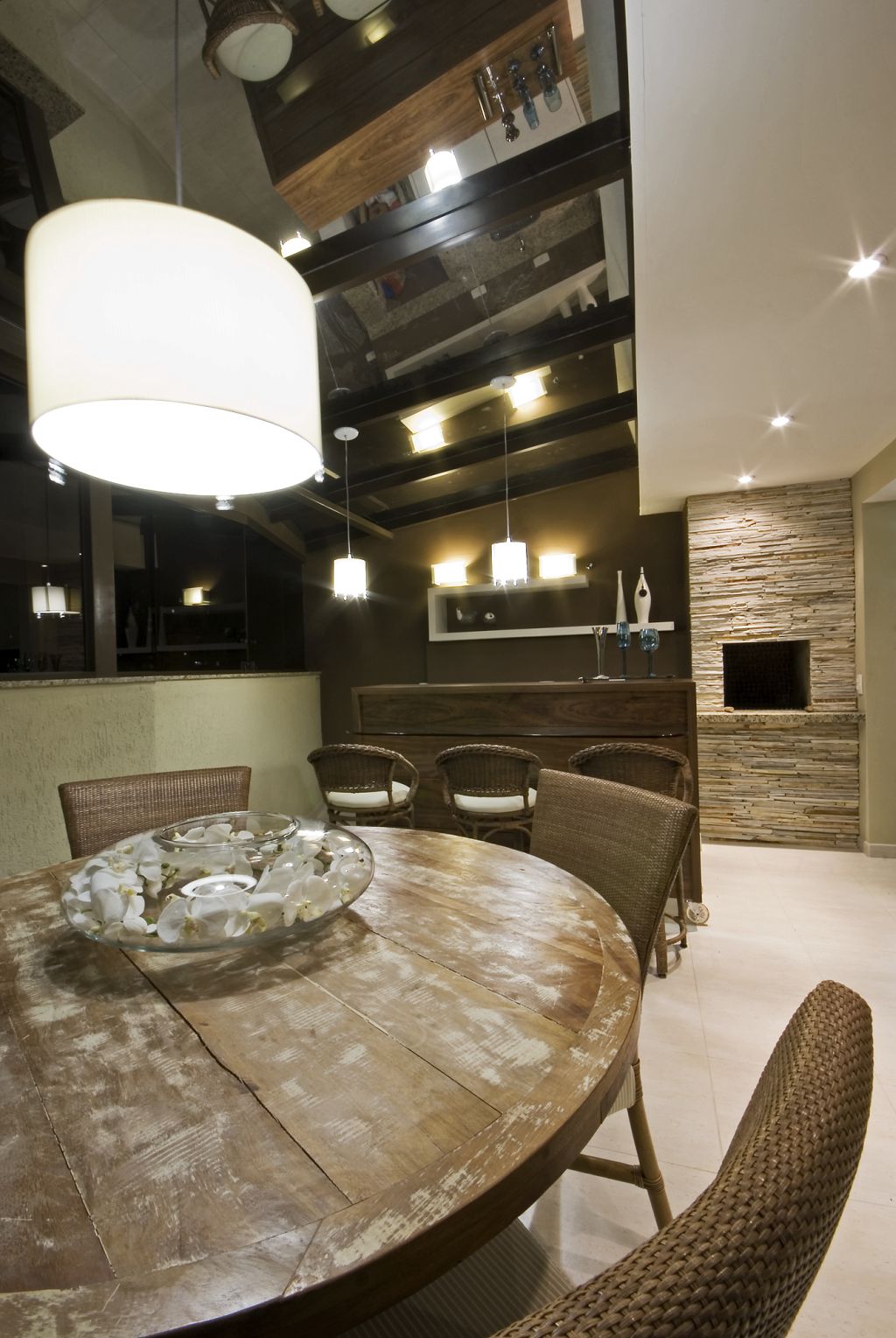 Com peças em madeira de demolição, espaço tem visual rústico e acolhedor | Fotos: Marcelo Stammer/Divulgação