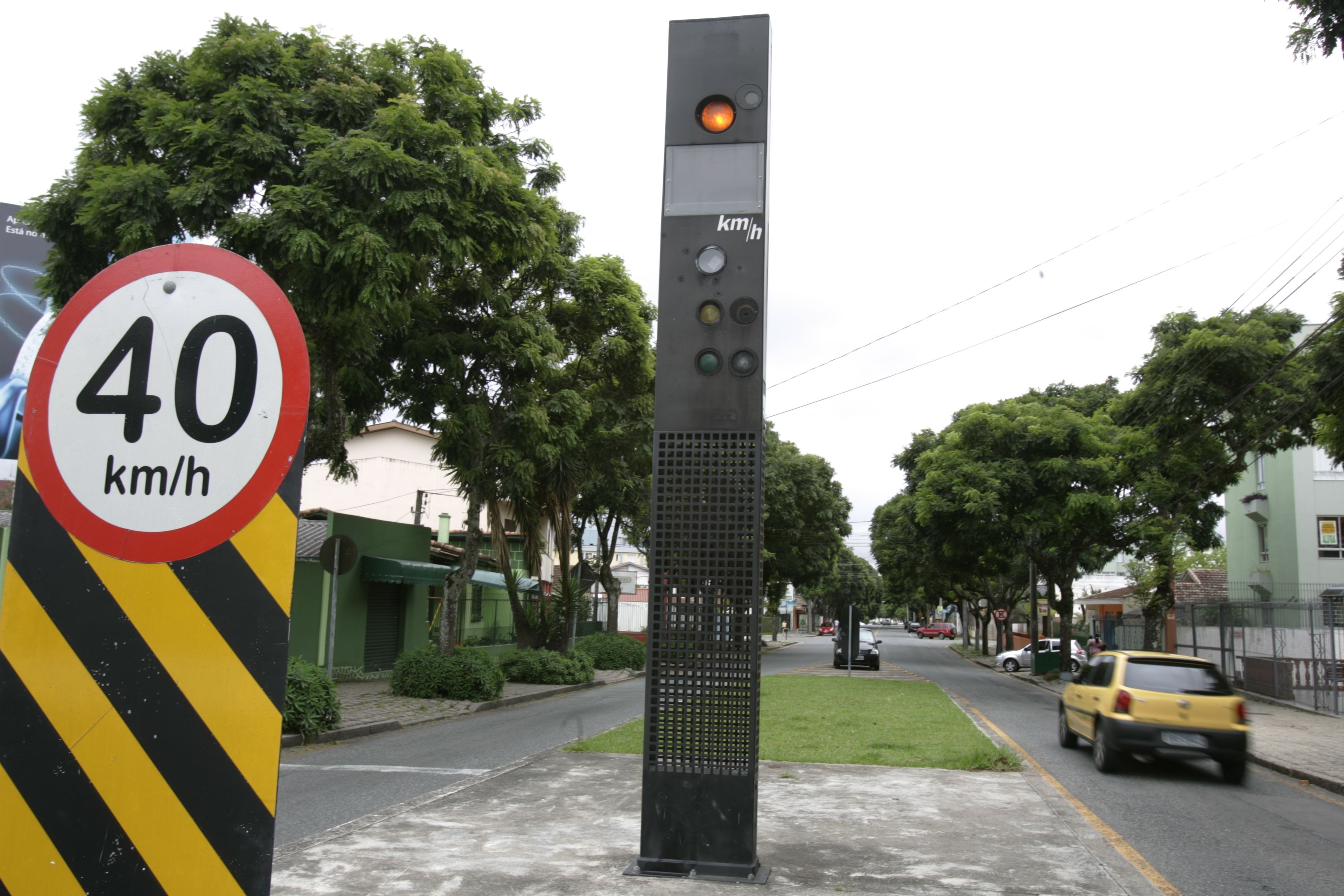 Quarenta e oito das 80 lombadas eletrônicas que devem ser instaladas em Curitiba estão em funcionamento | Marcelo Elias / Agência de Notícias Gazeta do Povo