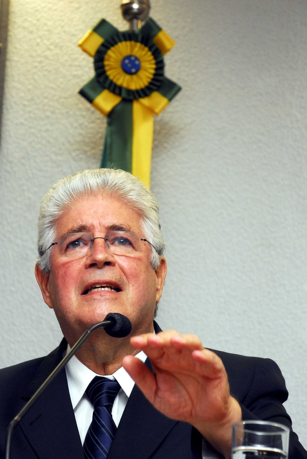 Governador Requião volta a usar uma ferramenta oficial do estado para se envolver em uma nova polêmica | Marcos Brandão