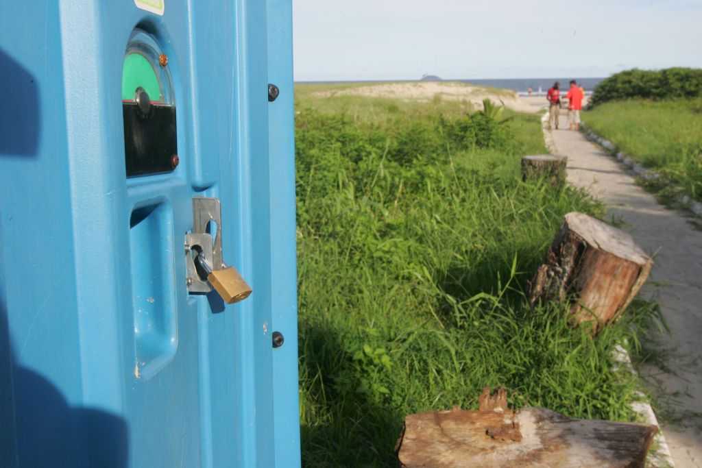 No Balneário de Ipanema, em Pontal do Paraná, banheiro químico fica trancado com cadeado e só guarda-vidas podem usá-lo | Pedro Serápio / Gazeta do Povo