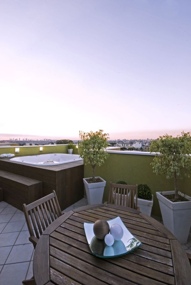 Área externa com mesa e spa pessoal com uma jacuzzi |