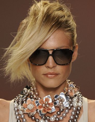 Óculos grandes de acetato, como este do desfile da Iódice, continuam sendo a principal tendência do verão. | Agência Fotosite/São Paulo Fashion Week