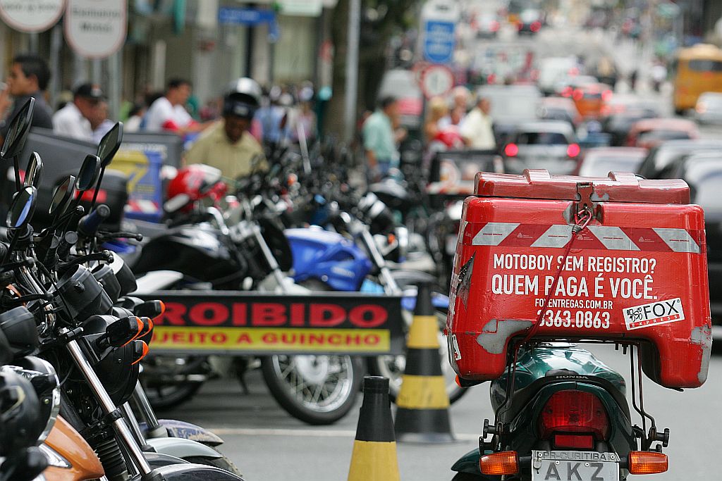 Atraso: cidade tem 20 mil motoboys, mas só 1,5 mil se cadastraram | Daniel Castellano/Gazeta do Povo