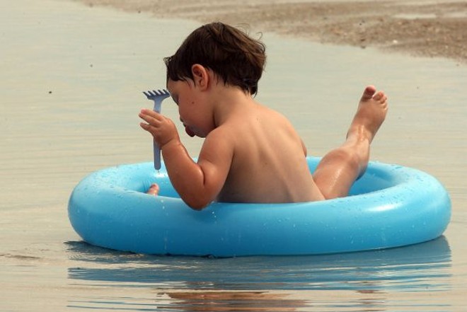 Flagrante de brincadeira na praia |