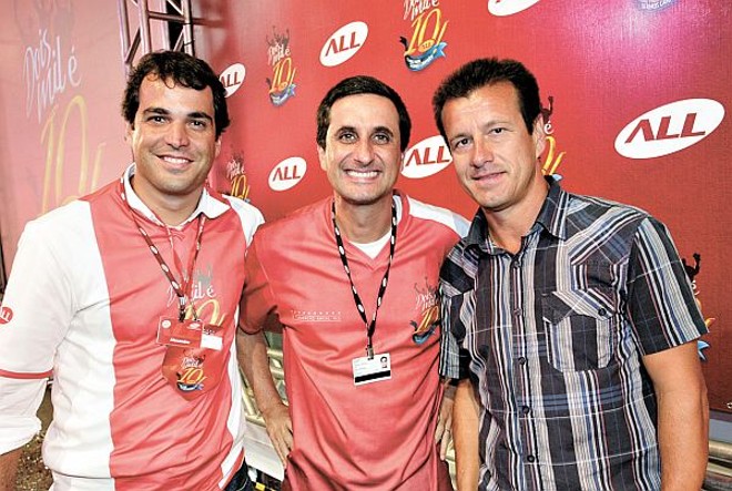 Alexandre Zanelatto, Diretor de Produção da ALL, e Bernardo Hees, presidente da empresa, receberam o técnico da seleção brasileira de futebol, Dunga, que esteve em Curitiba para a 10.ª Convenção Anual da ALL, quinta-feira |