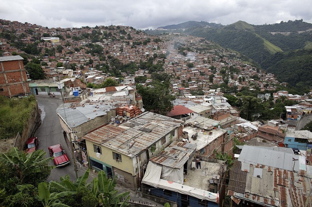 A favela de La Mesuca, no distrito de Petare, já enfrenta falta de água devido à seca prolongada: El Niño somado à falta de investimentos, criticada por Hugo Chávez | Jorge Silva/Reuters