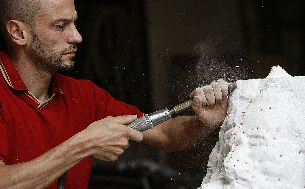 Jefferson Luis Santos esculpe sua mais recente obra: um busto em mármore. Segundo o artista curitibano, uma boa escultura necessita de paciência e dedicação para se tornar completa, além de inserção em local adequado para ser apreciada de forma integral |