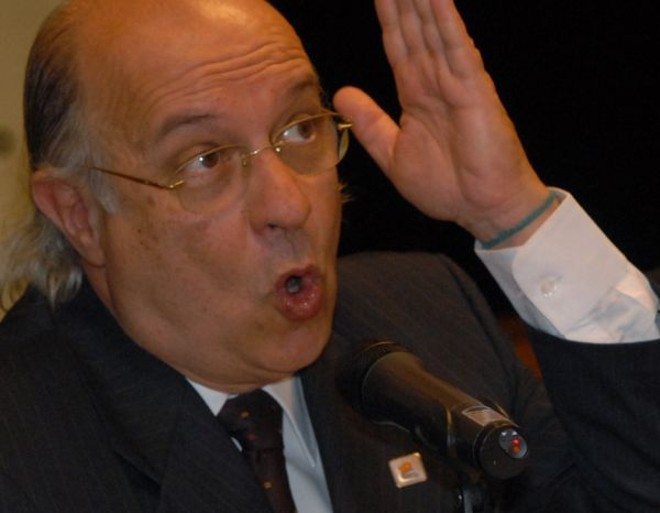 Isolado, Vanucchi ameaça por cargo à disposição |