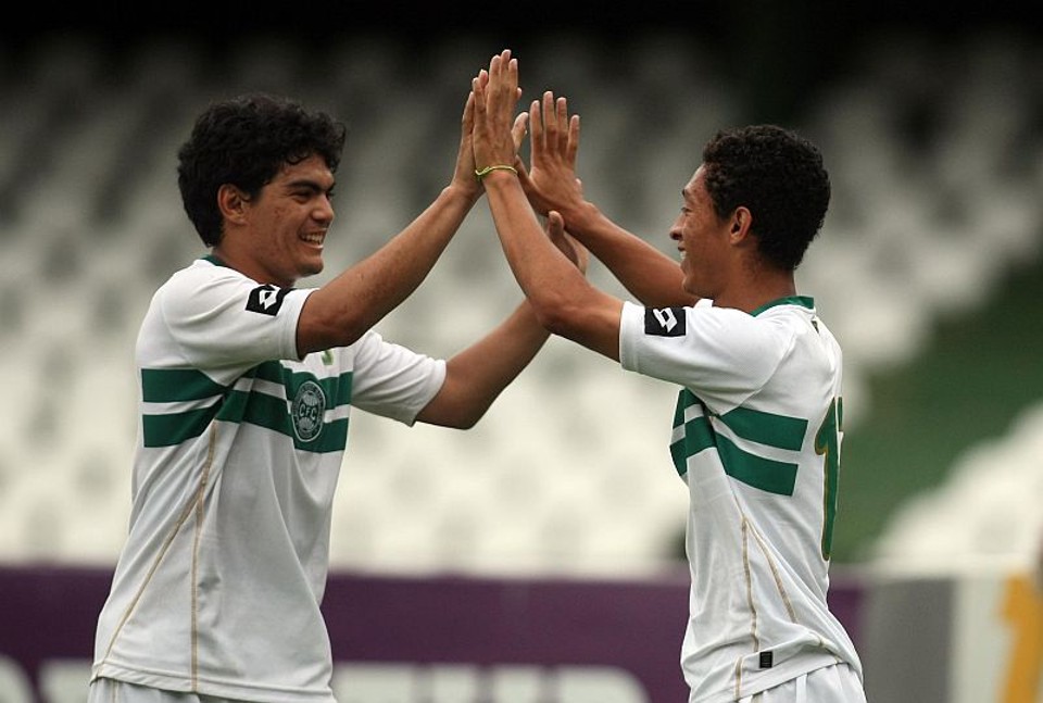 Andrezinho (direita) comemora com Jânio um gol na final do Paranaense Sub-20 do ano passado: dupla foi responsável pelos gols do Coxa na partida de quarta-feira | Albari Rosa/Gazeta do Povo