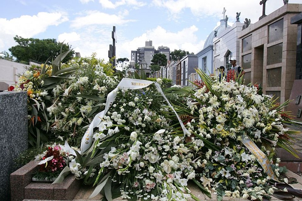 Flores depositadas no túmulo de Zilda Arns, no Cemitério Água Verde, em Curitiba | Daniel Castellano / Agência de Notícias Gazeta do Povo