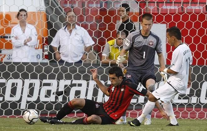 Rhodolfo desarma Oliveira em jogada na área atleticana |