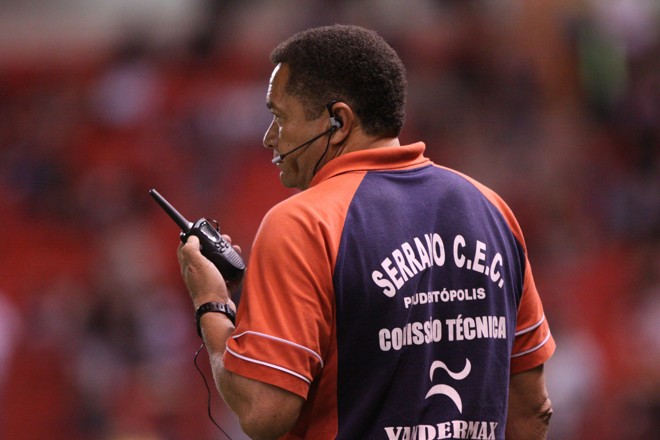 Do lado visitante, técnico Carlos Nunes gritou, orientou e mudou o time, sem sucesso |