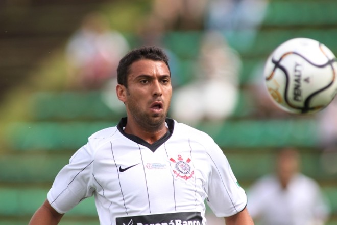 Willian, autor de dois gols: um contra e outro a favor. | 