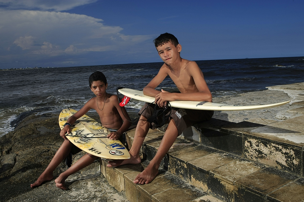 Os amigos Luiz Henrique da Silva e Matheus Henrique dos Santos só vão para o mar se tiverem boas notas na escola | Antonio Costa / Gazeta do Povo
