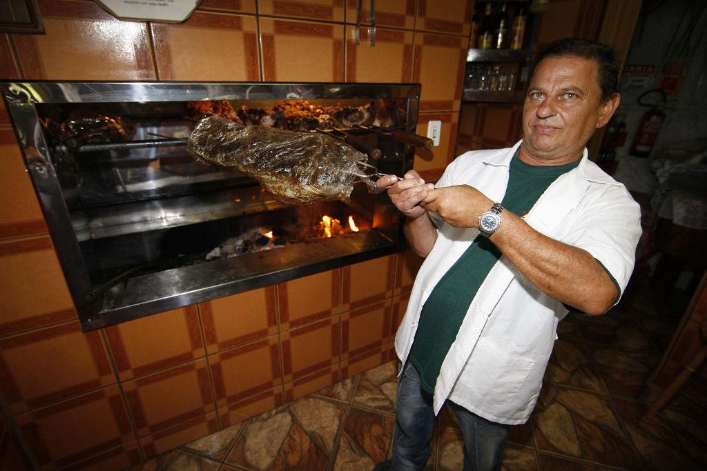 Ricardo prepara churrasco em Curitiba: prato típico, segundo a pesquisa | Ivonaldo Alexandre/Gazeta do Povo