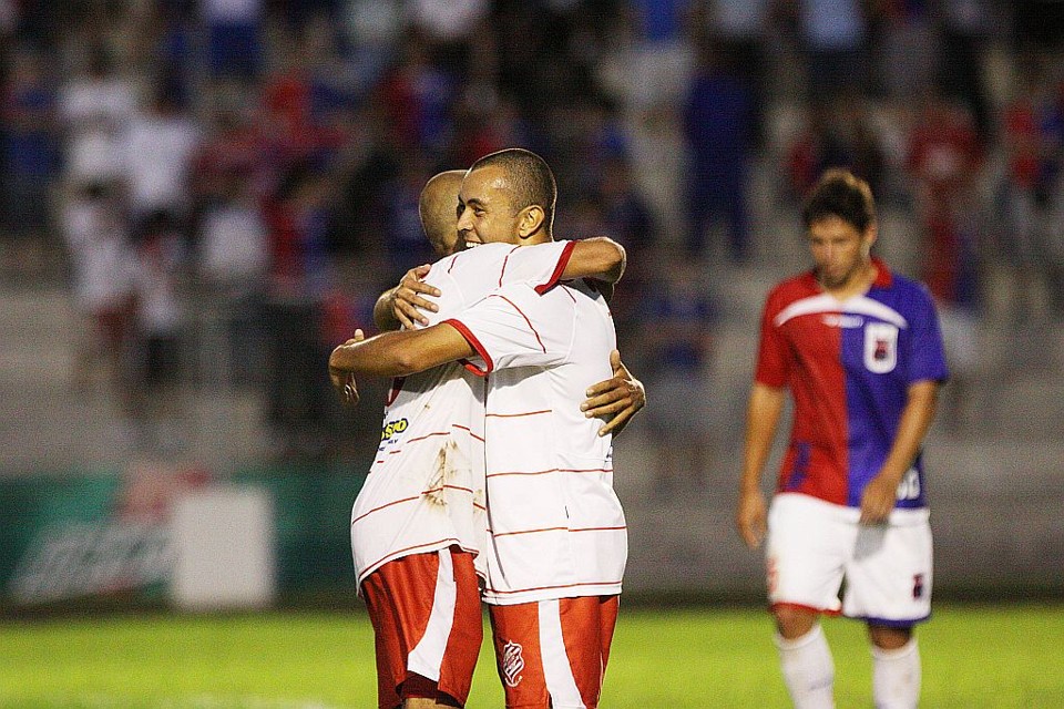 Ratinho (à esquerda) decidiu a partida na Vila com um cabeceio entre Luís Henrique e Irineu, integrantes da linha de três zagueiros do Tricolor | Giuliano Gomes/ Gazeta do Povo