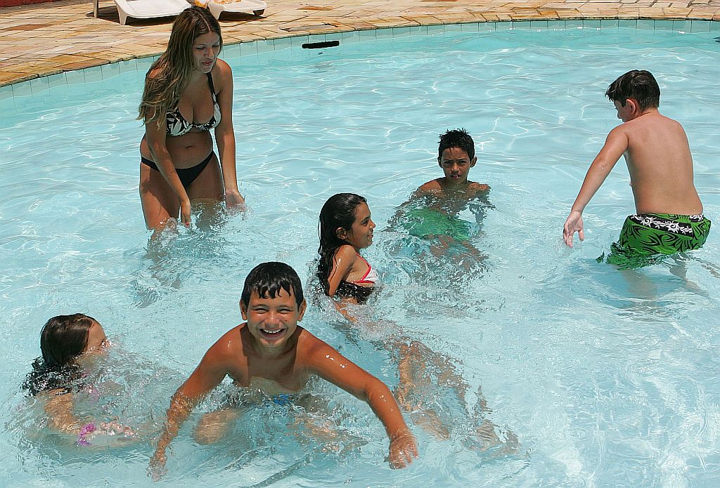 Segundo Claudete Camargo,os filhos fizeram amizades assim que entraram na piscina | Pedro Serápio / Gazeta do Povo