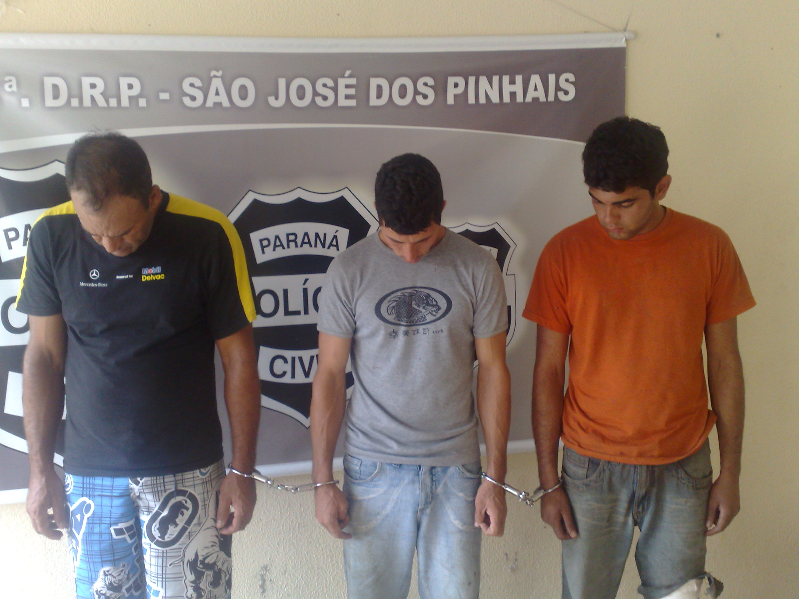 Em São José dos Pinhais, dois homens (esq) foram presos, suspeitos de roubar um caminhão. O outro (dir) é acusado de roubar um posto de combustível | Adriano Ribeiro / Gazeta do Povo