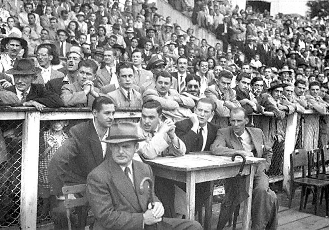 Mesa da súmula, o alambrado e o público |