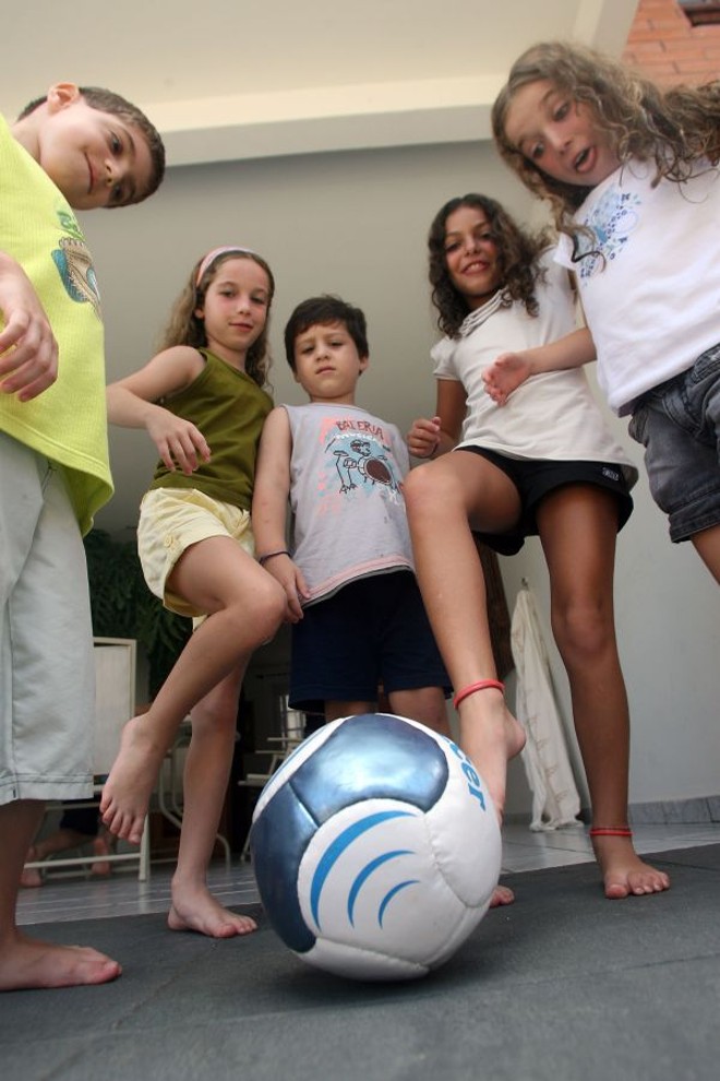 A turma do futebol: Francisco, Nathalia, Vinícius, Giulia e Sophia |